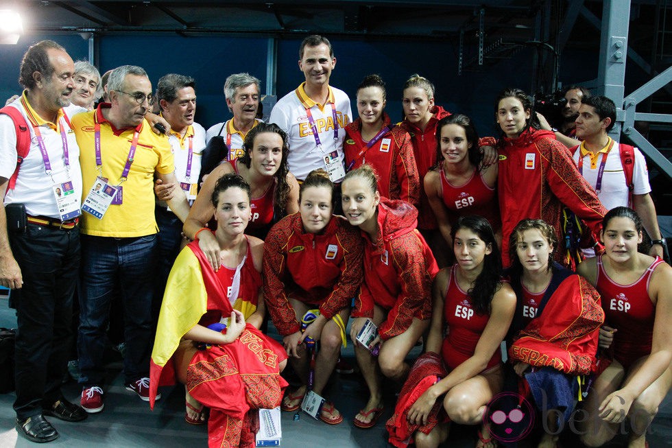 El Príncipe Felipe con la selección femenina de waterpolo de España en Londres 2012