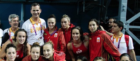 El Príncipe Felipe con la selección femenina de waterpolo de España en Londres 2012