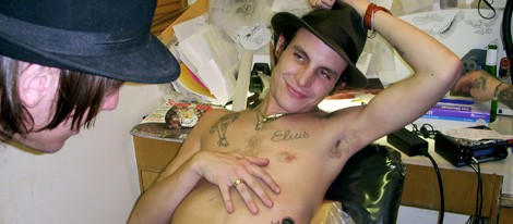 Blake Fielder-Civil con el torso desnudo y tatuado