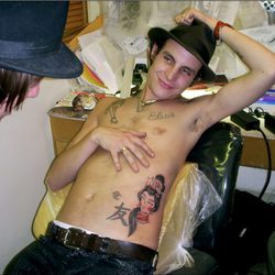 Blake Fielder-Civil con el torso desnudo y tatuado