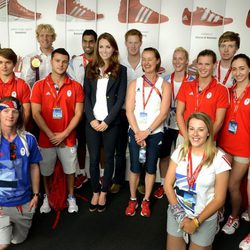 La Duquesa de Cambridge y el Príncipe Harry con los atletas británicos en Londres 2012