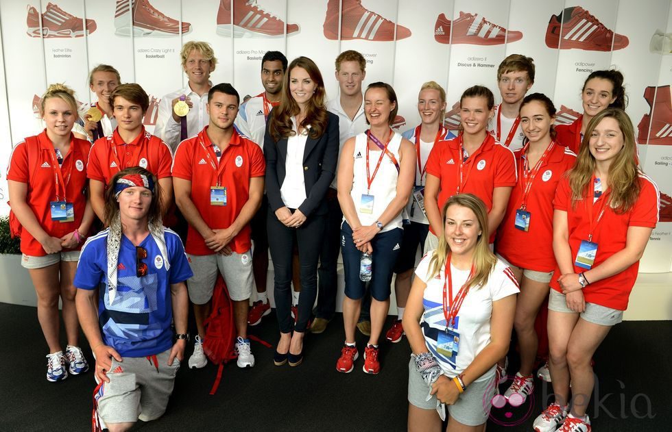 La Duquesa de Cambridge y el Príncipe Harry con los atletas británicos en Londres 2012