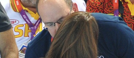 Alberto de Mónaco besa a Kate Middleton en Londres 2012