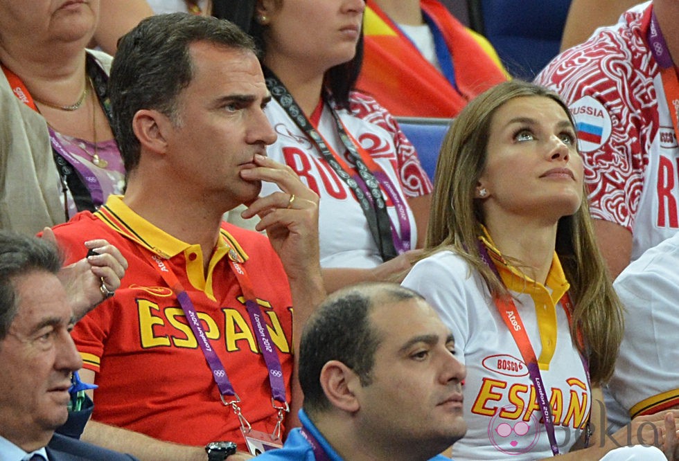 Los Príncipes Felipe y Letizia en el España-Rusia de baloncesto en Londres 2012