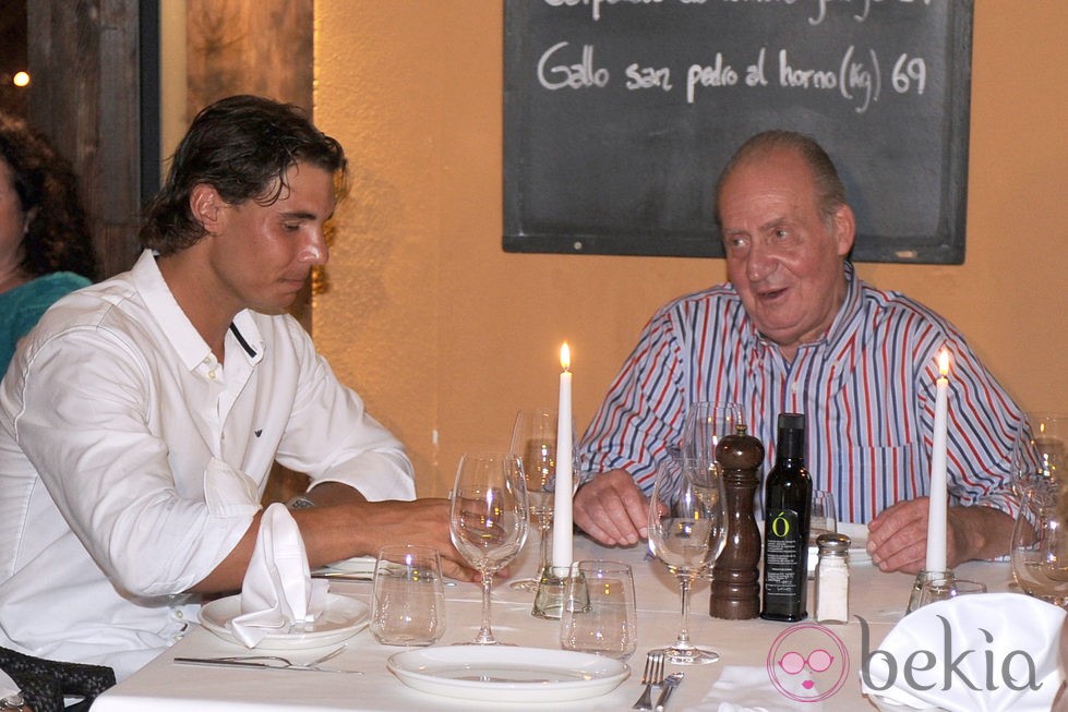 El Rey Juan Carlos conversa con Rafa Nadal durante una cena
