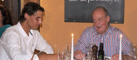 El Rey Juan Carlos conversa con Rafa Nadal durante una cena