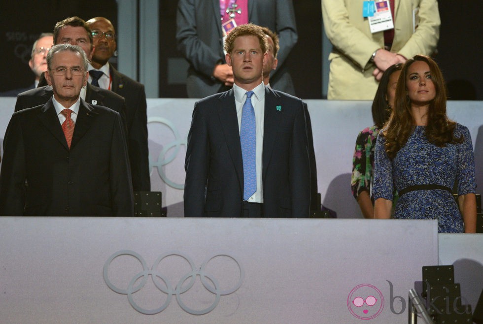Jacques Rogge, el Príncipe Harry y Kate Middleton en la clausura de los Juegos Olímpicos