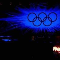 Los aros olímpicos y el pebetero durante la ceremonia de clausura de los Juegos Olímpicos