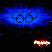 Los aros olímpicos y el pebetero durante la ceremonia de clausura de los Juegos Olímpicos