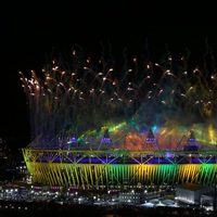 Fuegos artificiales saludan a Río 2016 durante la clausura de Londres 2012