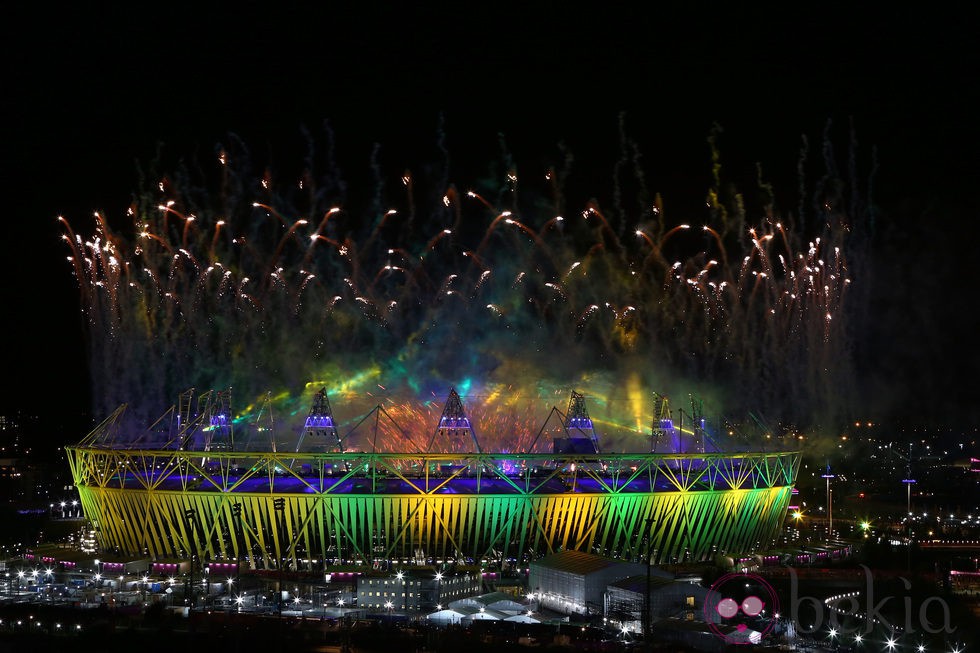 Fuegos artificiales saludan a Río 2016 durante la clausura de Londres 2012