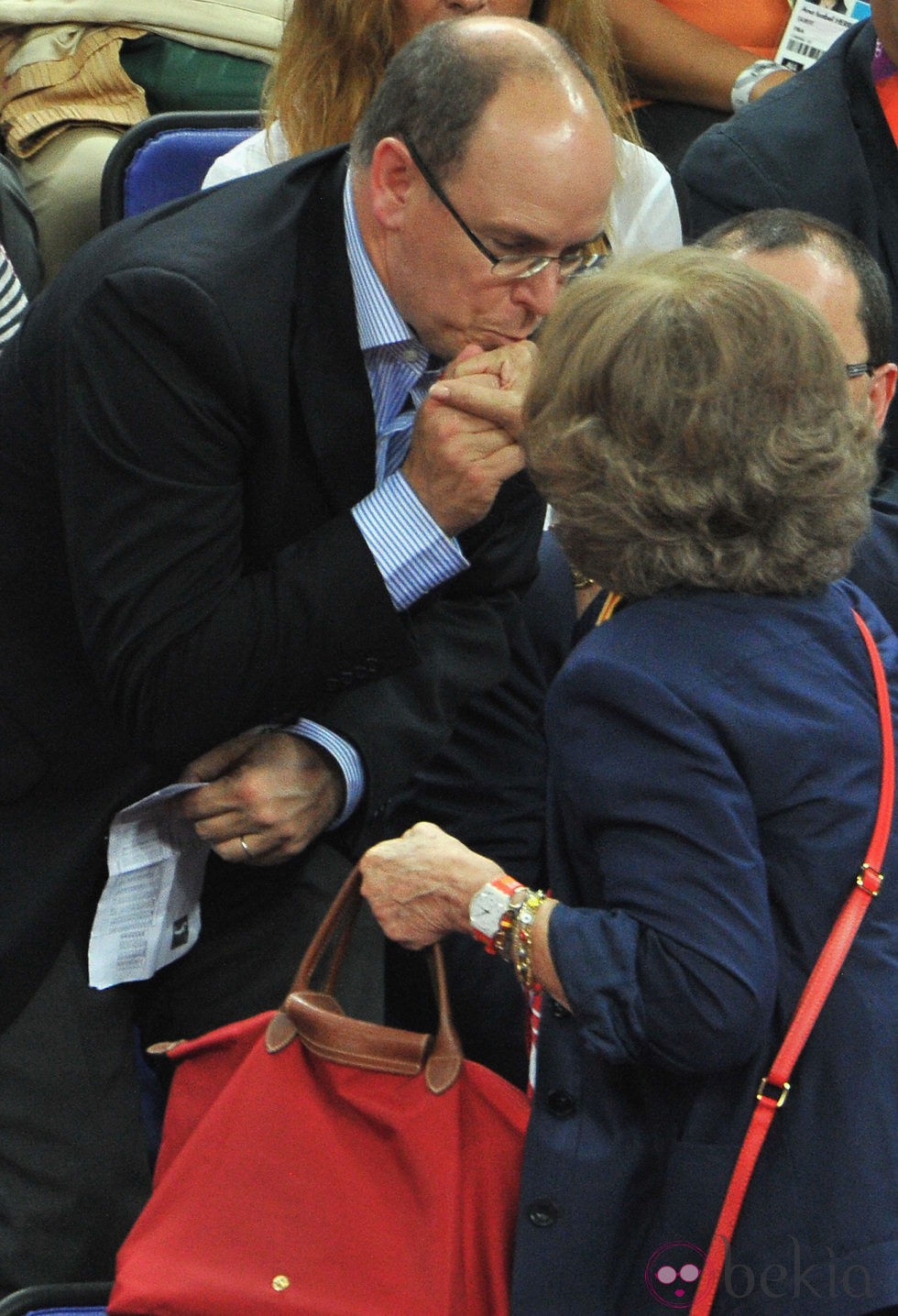 Alberto de Mónaco saluda a la Reina Sofía en la final de baloncesto de Londres 2012