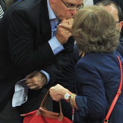 Alberto de Mónaco saluda a la Reina Sofía en la final de baloncesto de Londres 2012