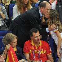 Alberto de Mónaco besa a la Princesa Letizia en la final de baloncesto de Londres 2012