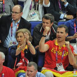 Irene de Grecia, la Reina Sofía y los Príncipes de Asturias en la final de baloncesto en Londres 2012