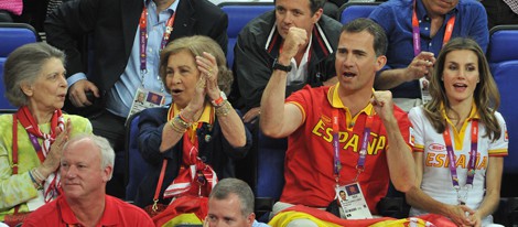 Irene de Grecia, la Reina Sofía y los Príncipes de Asturias en la final de baloncesto en Londres 2012