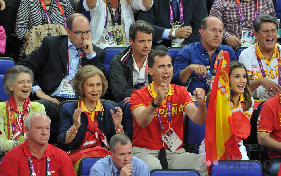La Reina, los Príncipes e Irene de Grecia animando a España en Londres 2012
