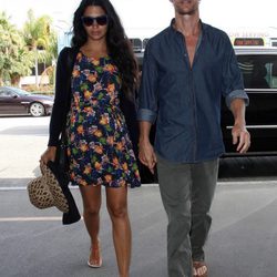 Camila Alves pasea su embarazo por el aeropuerto de Los Ángeles con Matthew McConaughey