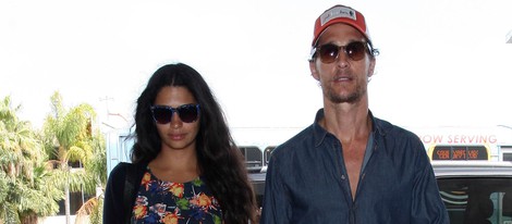 Camila Alves pasea su embarazo por el aeropuerto de Los Ángeles con Matthew McConaughey