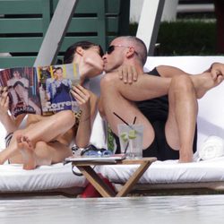 Eros Ramazzotti y su novia Marica Pellegrini en la piscina Miami