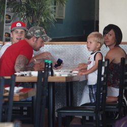 Justin Bieber comiento con su familia en Los Ángeles