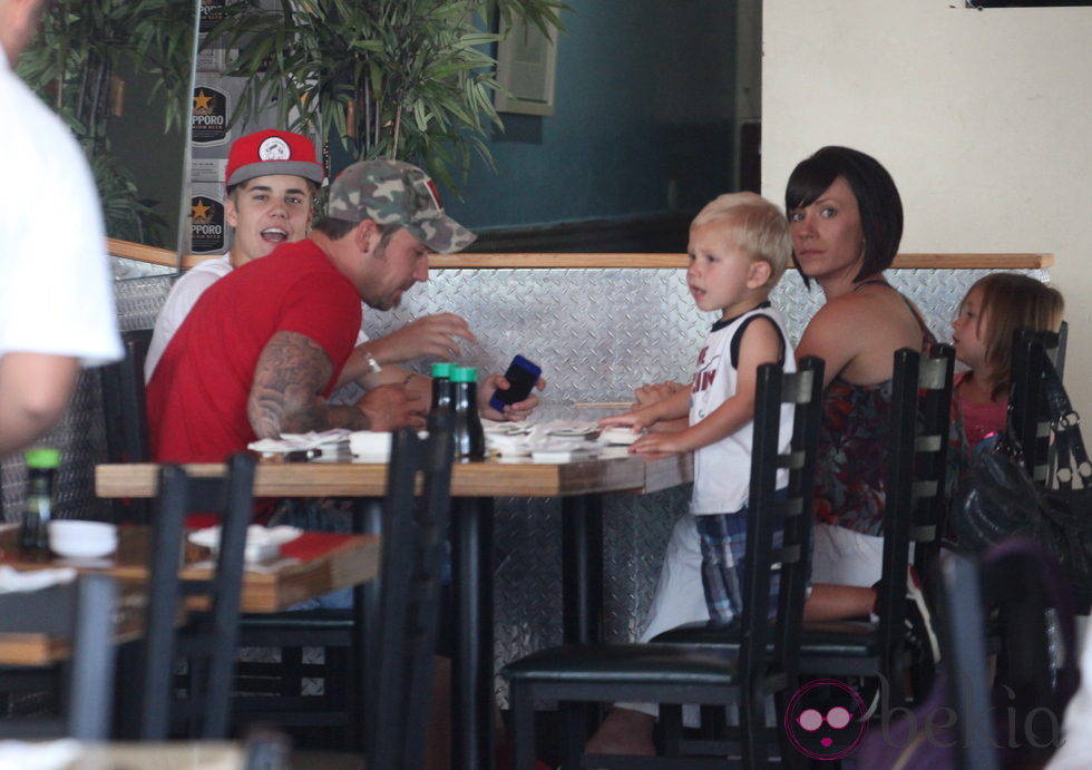 Justin Bieber comiento con su familia en Los Ángeles