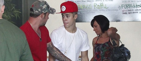 Justin Bieber con su padre y hermanos en Los Ángeles