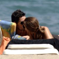 Ana Fernández y Santiago Trancho besándose tumbados en la hamaca