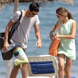 Ana Fernández y Santiago Trancho tras un día de playa en Marbella
