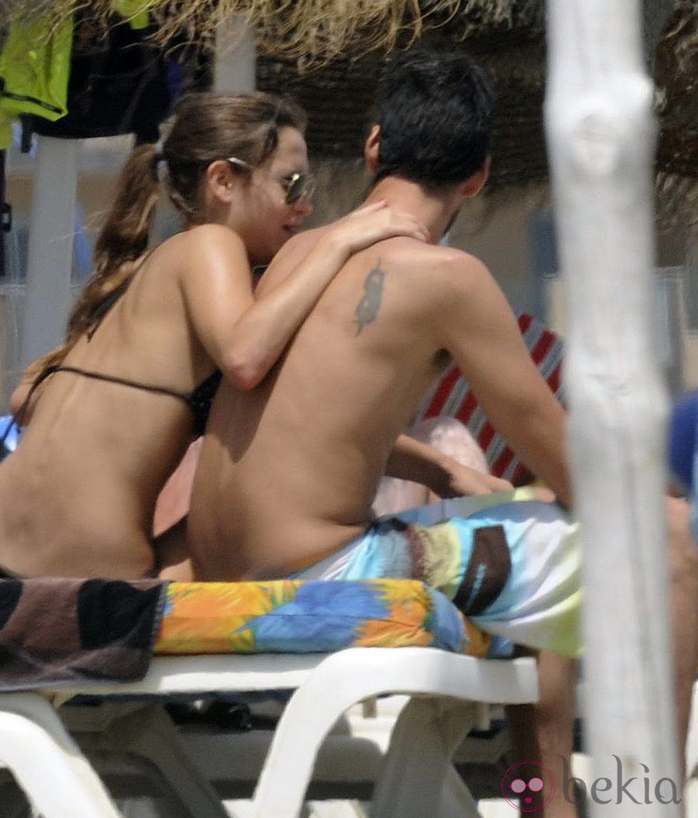 Ana Fernández muy cariñosa con Santiago Trancho en la playa de Marbella
