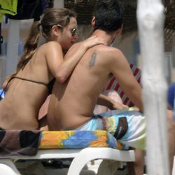 Ana Fernández muy cariñosa con Santiago Trancho en la playa de Marbella