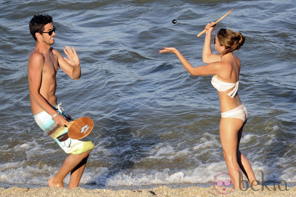 Ana Fernández y Santiago Trancho juegan a las palas en la playa de Marbella
