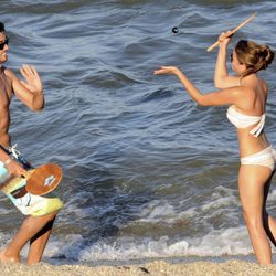 Ana Fernández y Santiago Trancho juegan a las palas en la playa de Marbella