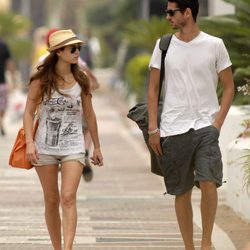 Ana Fernández y Santiago Trancho pasean por las calles de Marbella