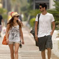 Ana Fernández y Santiago Trancho pasean por las calles de Marbella