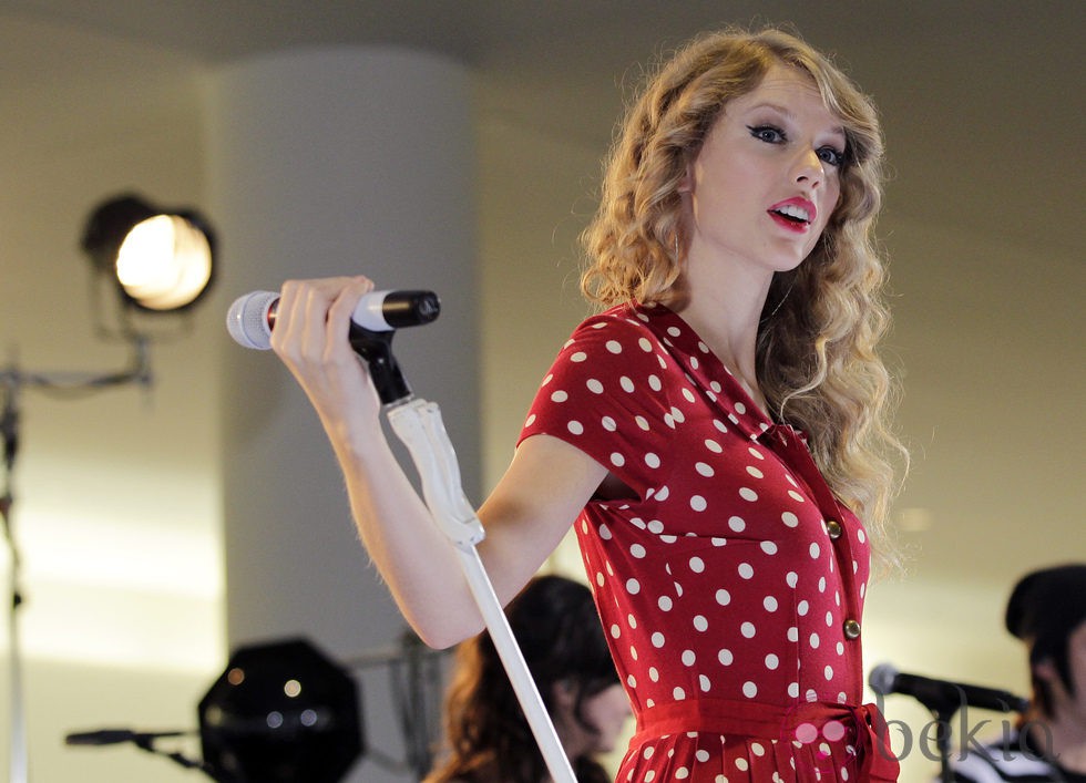 Taylor Swift actuando en el aeropuerto de Nueva York en Octubre de 2010