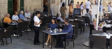 El Primer Ministro Británico y su esposa son atendidos en una terraza de Mallorca