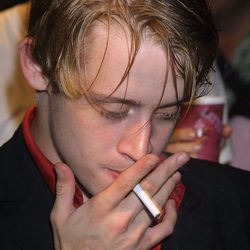 Macaulay Culkin fumando en el año 2001