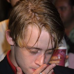 Macaulay Culkin fumando en el año 2001