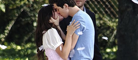 Selena Gomez y Nat Wolff besándose durante el rodaje de 'Behaving Badly'