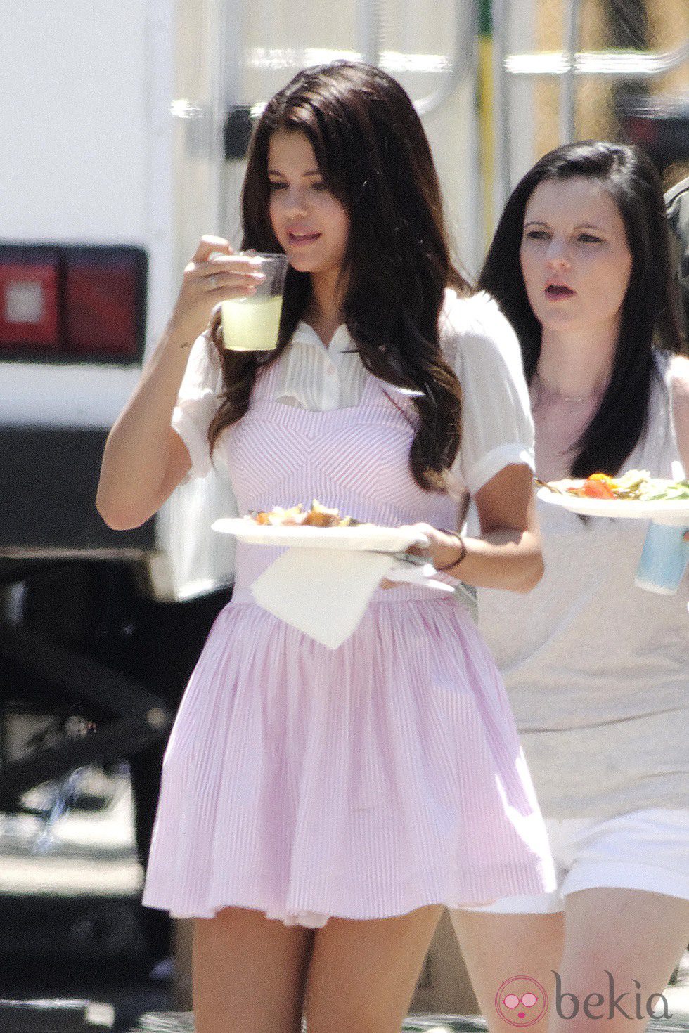 Selena Gomez con uniforme en un descanso del rodaje de 'Feed the Dog'