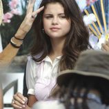 Primer plano de Selena Gomez durante el rodaje de la película 'Feed the Dog'