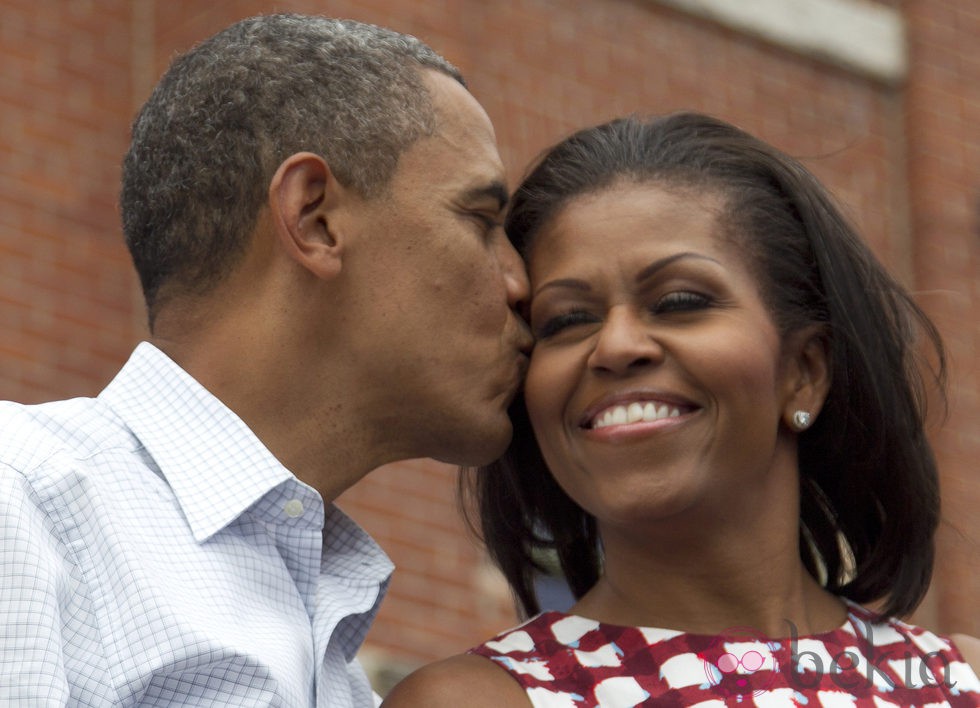 Barack Obama besa cariñosamente a su mujer Michelle durante su campaña electoral
