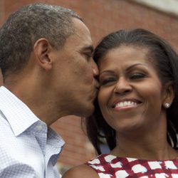 Barack Obama besa cariñosamente a su mujer Michelle durante su campaña electoral