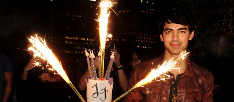 Joe Jonas con su tarta de cumpleaños en el 2012