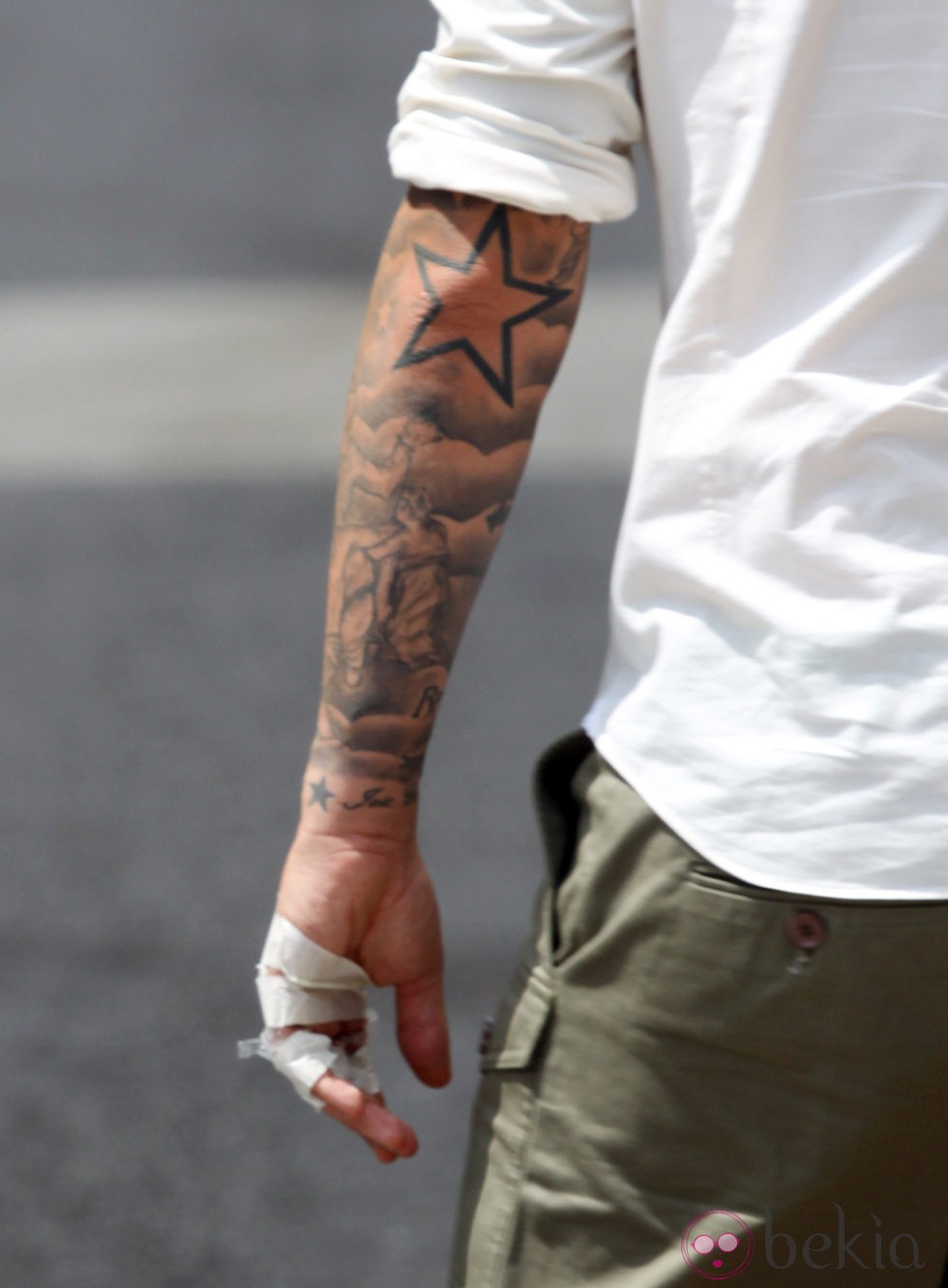 Guti recién tatuado el nombre de Romy en su mano