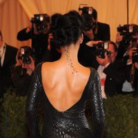 Rihanna con un tatuaje de estrellas por la espalda