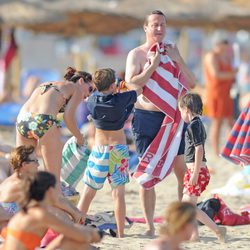 David Cameron disfruta de las playas de Mallorca con su mujer y sus tres hijos