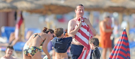 David Cameron disfruta de las playas de Mallorca con su mujer y sus tres hijos