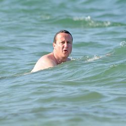 David Cameron dándose un chapuzón en las playas de Mallorca